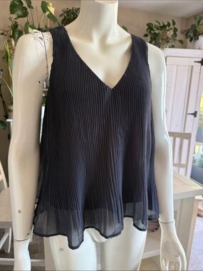 Gentle Fawn Pleated V-Neck Sleeveless Top in charcoal small like new